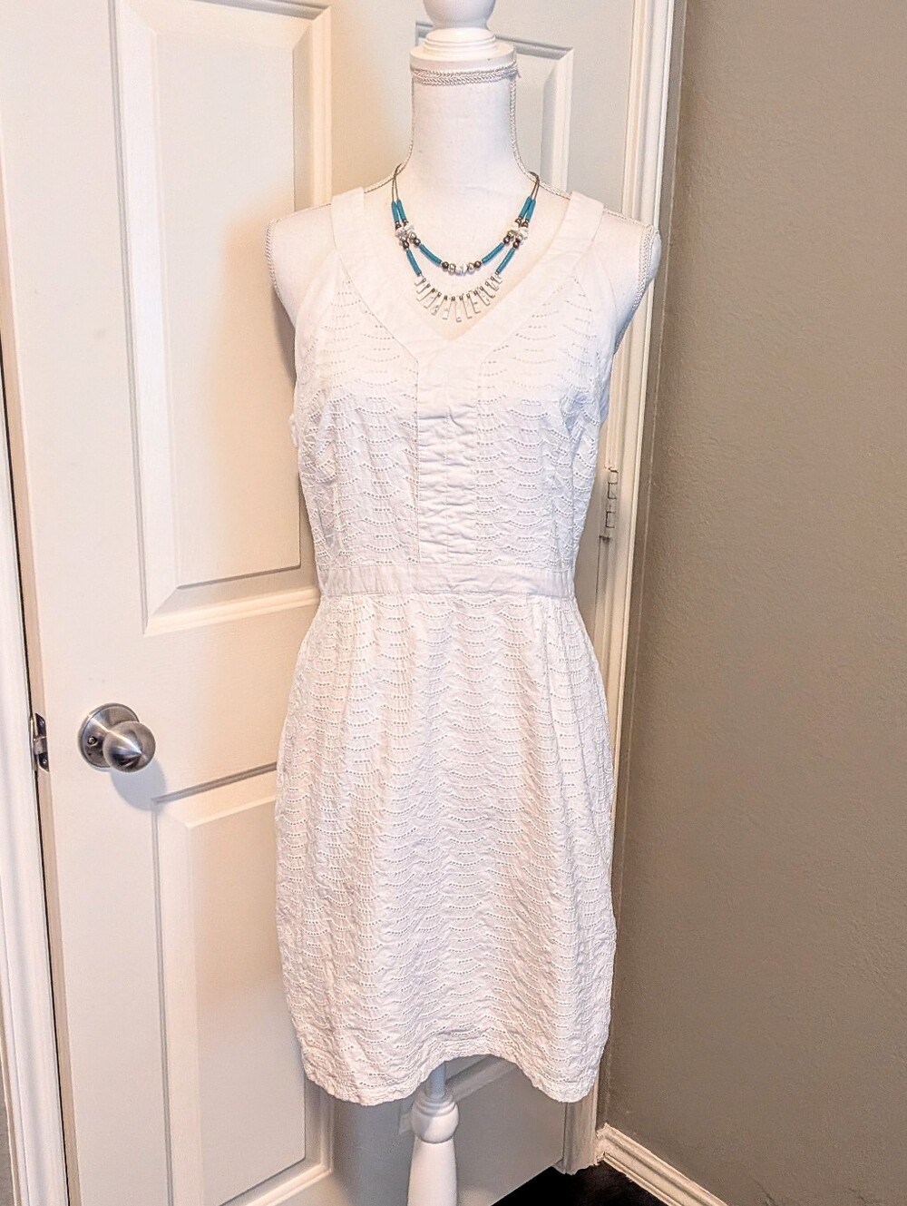 Old Navy White Sleeveless V-Neck Lace-Texture Mini Dress